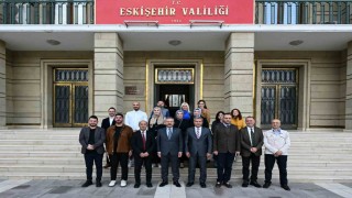 Hak kazanan gazetecilerin basın kartlarını Vali Aksoy teslim etti