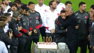 Hakan Çalhanoğluna 100. milli maç sürprizi