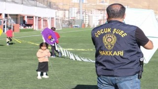 Hakkari polisinden çocuklar için uçurtma şenliği düzenlendi