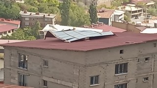 Hakkaride şiddetli rüzgar çatılara zarar verdi