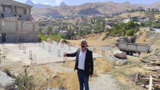 Hakkaride temeli atılan cami destek bekliyor