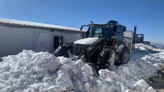 Hakkarideki üs bölgesinde karla mücadele çalışması