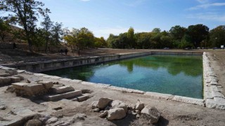 Hala kullanılan 1800 yıllık Roma havuzu çevresinde kazı çalışmaları 12 ay kesintisiz sürüyor