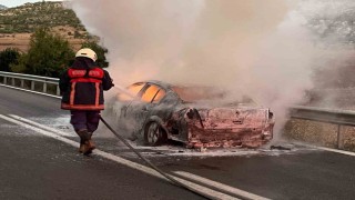 Hareket halindeki otomobil alev topuna döndü