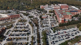 Hastane çevresinde yol kenarına gelişigüzel park eden araçlar ulaşımı aksatıyor