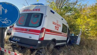 Hastaneye giden doktorun aracı ile hasta taşıyan ambulans çarpıştı: 1i doktor 7 yaralı