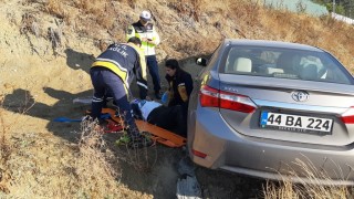 Hastaneye giden yaşlı çift kazada yaralandı