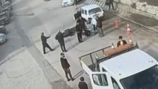 Hatalı sollama yapan motosiklete otomobil çarptı