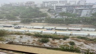 Hatayda dolu yağışı beyaza bürüdü