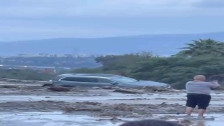 Hatayda heyelanın kapattığı otoyolda ulaşım durdu