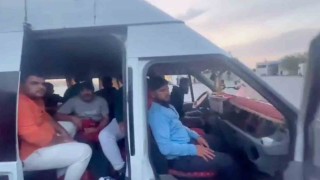 Hatayda minibüs dolusu göçmen yakalandı