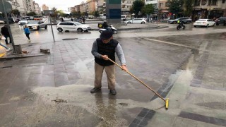 Hatboyu Caddesini görevliler değil 63 yaşındaki vatandaş temizledi