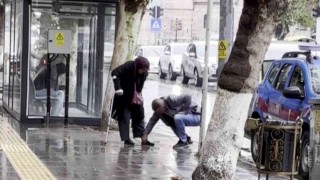 Hayırlı evlat: Bankaya çamurlu girmesin diye annesinin ayakkabısını elleriyle temizledi