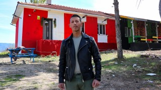 Hem imam hem de öğretmen: Atıl haldeki okulu, gençlik merkezine çevirdiler