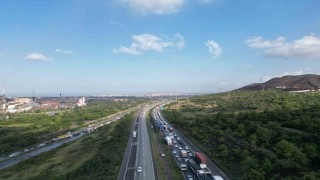 Heyelanın kapattığı yolda kilometrelerce araç kuyruğu oluştu