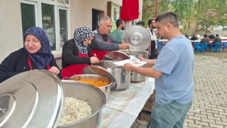 Hisarcık Yukarı Yoncaağaç köyünde 13 yıldır sürdürülen hayır yemeği geleneği