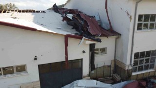 Hortum öğrenciler içerideyken okulu vurdu, çatıyı uçurdu, ağaçları devirdi