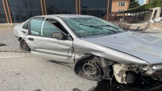 Hurdaya dönen otomobilden yaralı kurtuldu