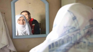 Huzurevi sakini Saadet teyze doğup büyüdüğü evi görünce gözyaşlarını tutamadı