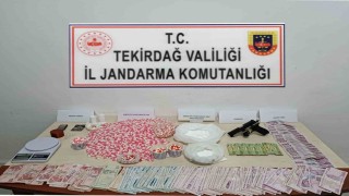 İlaç fabrikasından çaldığı ham maddeyle uyuşturucu üreten 4 kişi tutuklandı