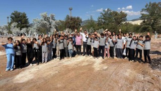 İlkokul öğrencileri 300 zeytin fidanını toprakla buluşturdu