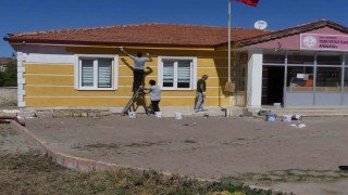 İnfaz Koruma memurları boş vakitlerinde okulların bakım ve onarımlarını gerçekleştiriyor