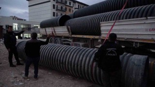 İnşaatta üzerine 750 kilo plastik boru düşen sürücü ağır yaralandı