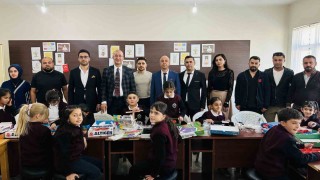 İran sınırındaki öğrencilere 21 çeşit zeka oyunu seti hediye edildi