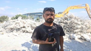 İş makinesiyle gelin arabasının önünü kesen operatör, bahşiş alınca yolu açtı