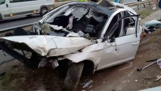 İşe gitmek isterken ölümden döndü: Otomobil parçalandı, sürücü fırlayıp altına sıkıştı