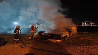 İskenderunda pikap yandı