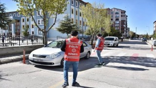 Ispartada okul önleri ve kalabalık alanlarda denetim