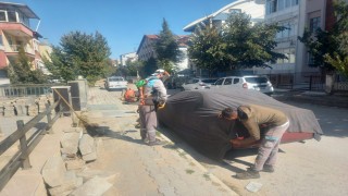 Ispartada temizlik çalışmalarında araçlara brandalı önlem