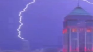 İstanbul Finans Merkezinin tepesine yıldırım düştü