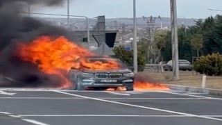 İstanbul yolunda korku dolu anlar: Lüks otomobil alev topuna döndü