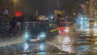 İstanbulda aniden bastıran sağanak yağmur hayatı felç etti