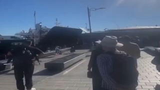 İstanbulda arabalı vapur iskeleye çarptı, kaza anı kameraya yansıdı