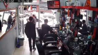 İstanbulda bakkal ve berberde deprem anı kamerada: Vatandaşlar panikle dışarıya çıktı