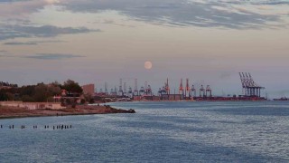 İstanbulda dolunay Ambarlı limanıyla görüntülendi