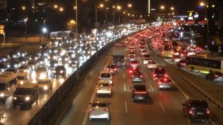 İstanbulda haftanın ilk mesai gününde akşam trafiği yüzde 78e ulaştı