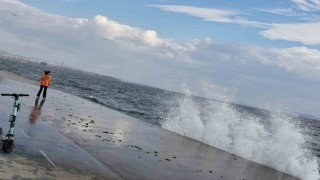 İstanbulda şiddetli rüzgar nedeniyle dalgalar oluştu