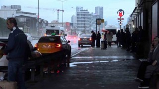 İstanbulda vatandaşlar güne yağmurla uyandı