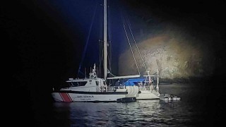 İtalya rotasındaki yelkenli teknede 4 göçmen kaçakçısı ve 35 düzensiz göçmen yakalandı