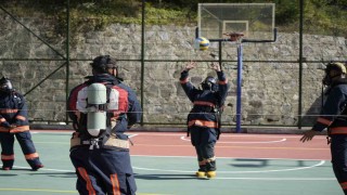 İtfaiye kostümüyle voleybol oynadılar, nefes kontrolü yaptılar
