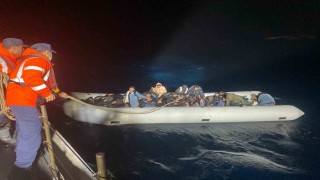 İzmir açıklarında 2 lastik bot durduruldu, 86 göçmen yakalandı