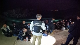 İzmir açıklarında 33 düzensiz göçmen kurtarıldı, 50 göçmen yakalandı