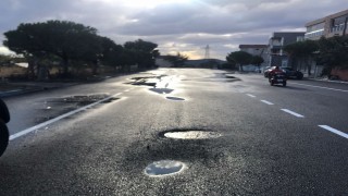 İzmir Büyükşehirin Helvacı asfaltı 11 günde çöktü
