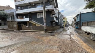 İzmirde etkili olan sağanak sonrası yollar göle döndü