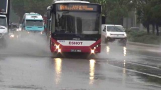 İzmirde etkili olan sağanak yağış, günlük yaşamı zorlaştırdı