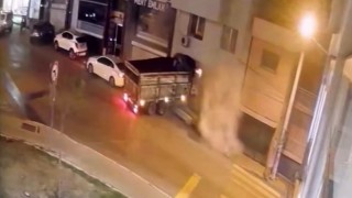 İzmirde freni boşalan kamyon duvarı yıkıp eve girdi